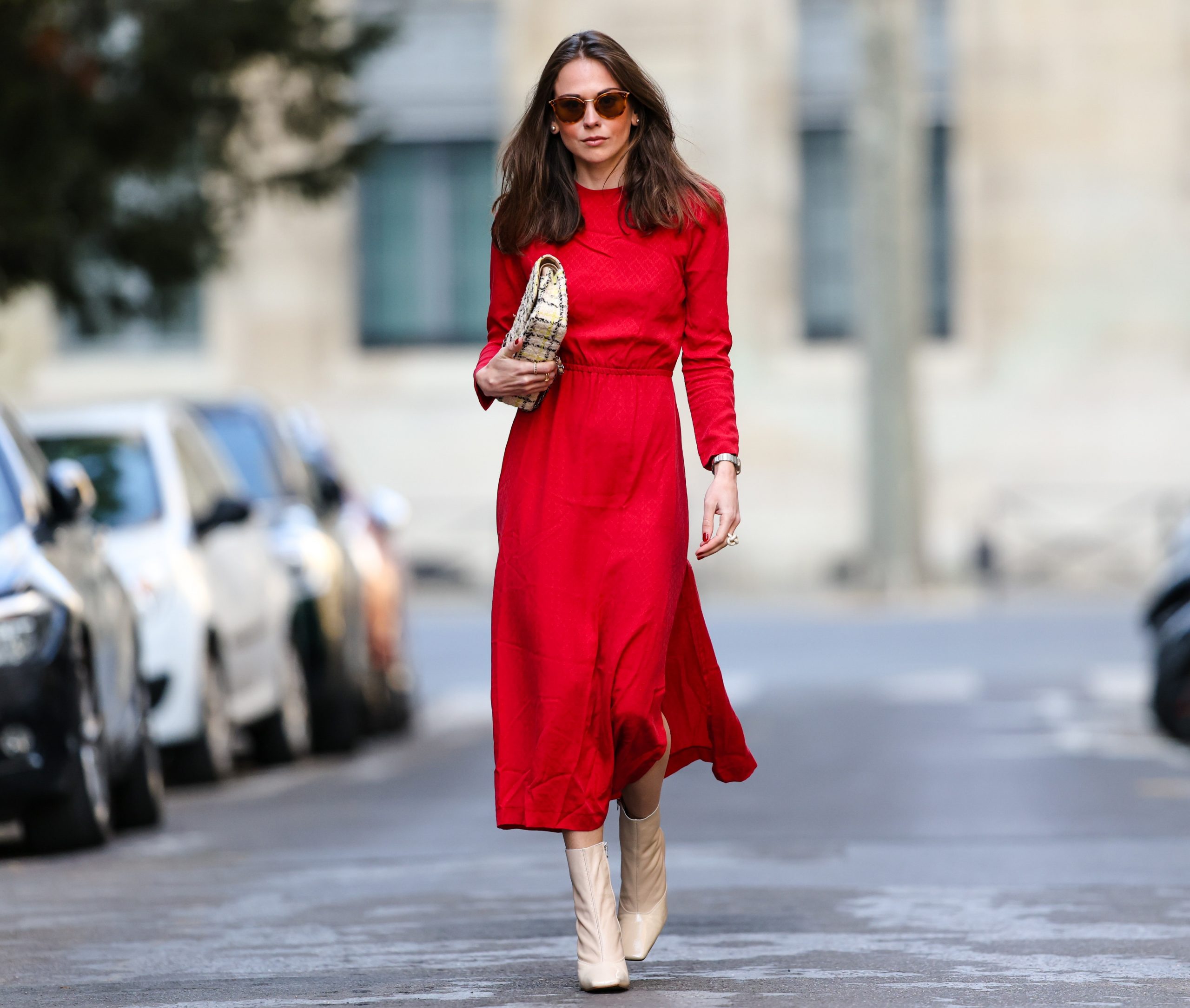 What to mix red color with to look not only sexy but also stylish?