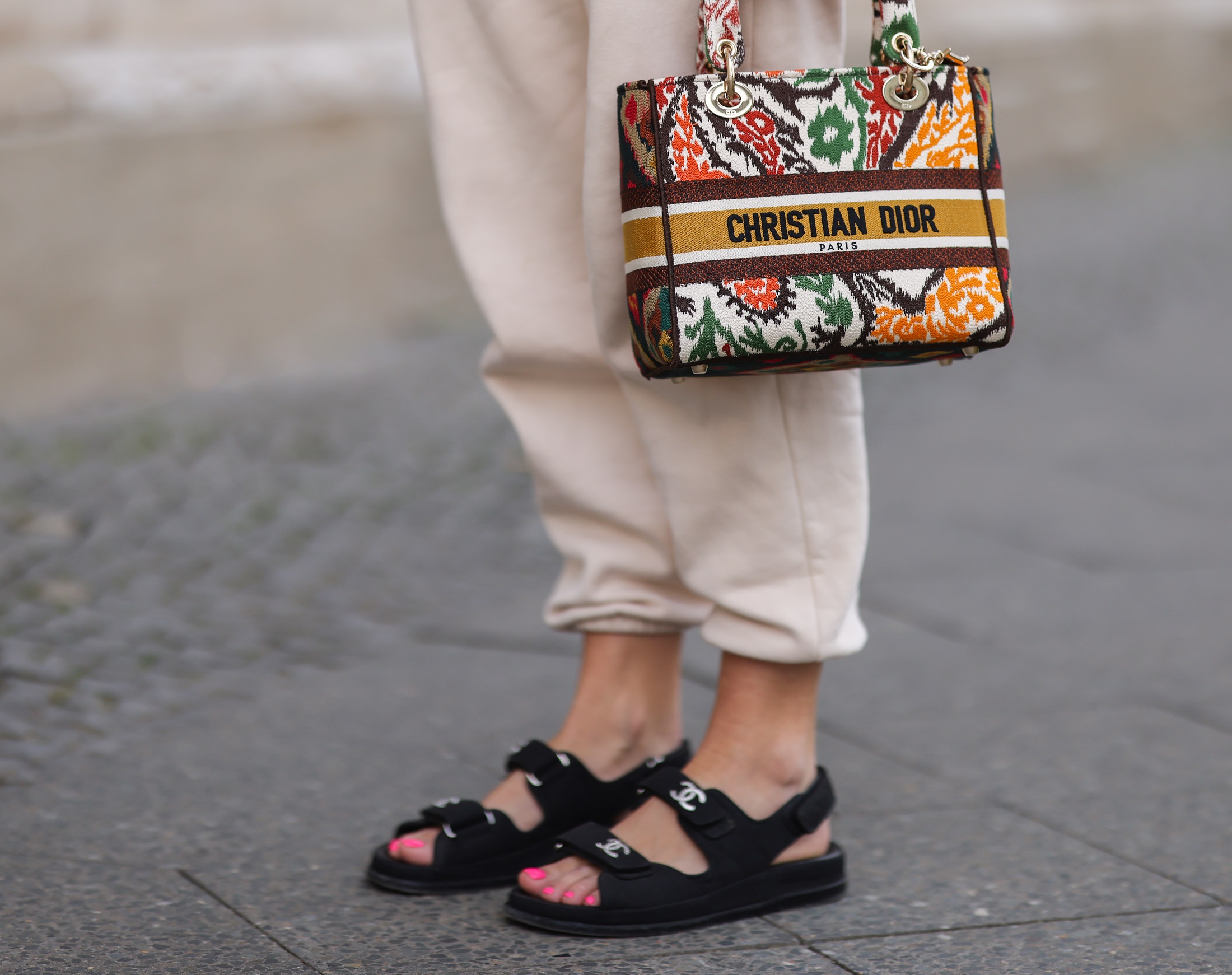 We created a hot shopping list of Velcro sandals, the shoes that stole the hearts of it-girls this season