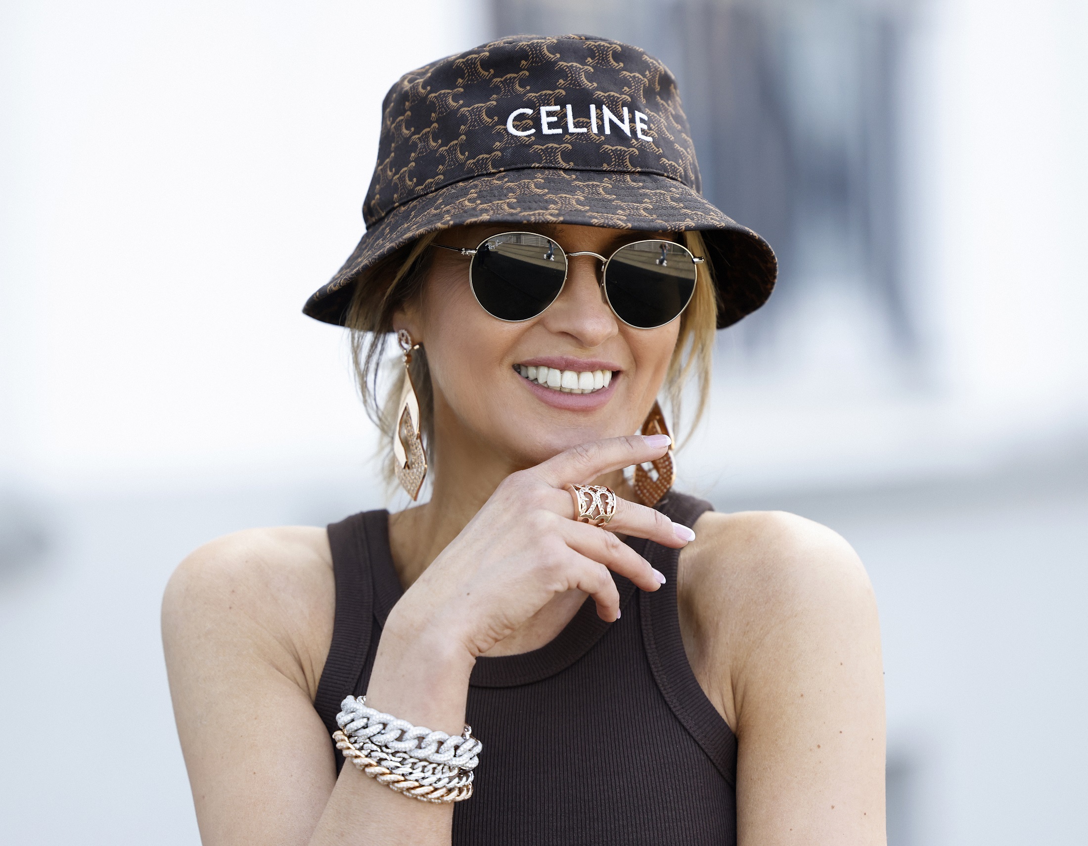 Bucket hat – how to use this stylish headgear in your outfits?