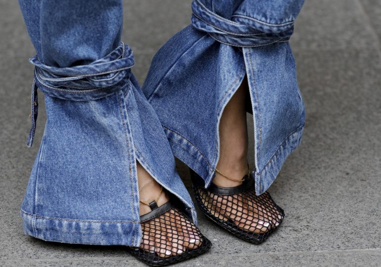 Although they used to be a symbol of cliché, today they rule the trends. Here's how to wear square-toe shoes