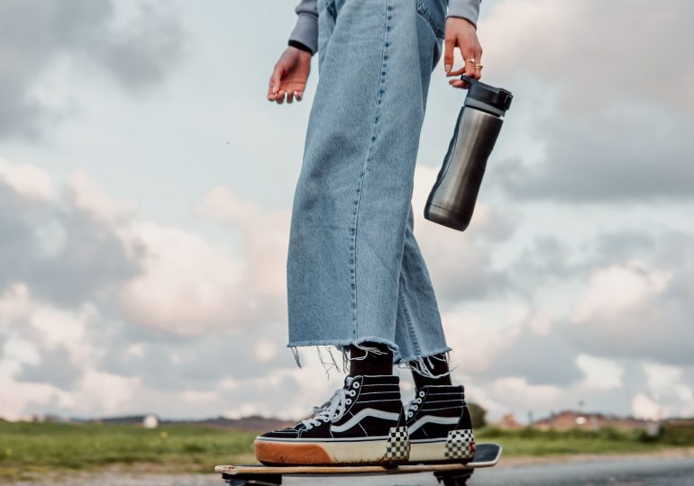 Forget about the tube jeans! This year oversize jeans rule - check out how to style them!
